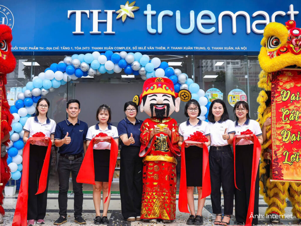 Áo polo TH True Mart màu xanh tím than (thứ hai và thứ tư từ bên trái)