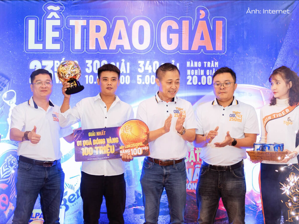 Áo polo màu trắng chủ đạo đồng phục Bia Tiger