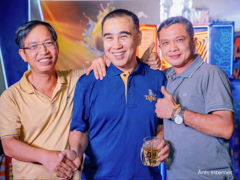 Áo polo màu xanh đồng phục Bia Tiger