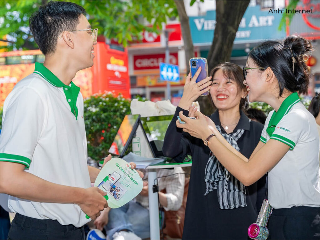 Áo polo đồng phục FE Credit cho nhân viên CSKH