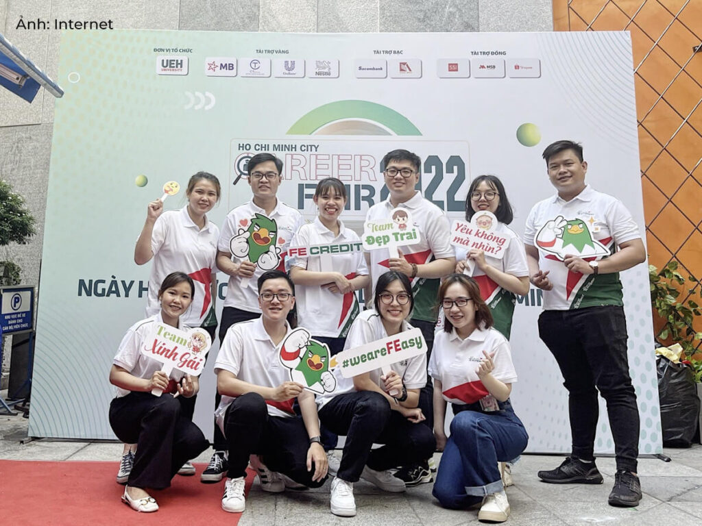 Áo polo đồng phục FE Credit cho hoạt động Ngày hội việc làm, trong dự án Nuôi dưỡng nhân tài
