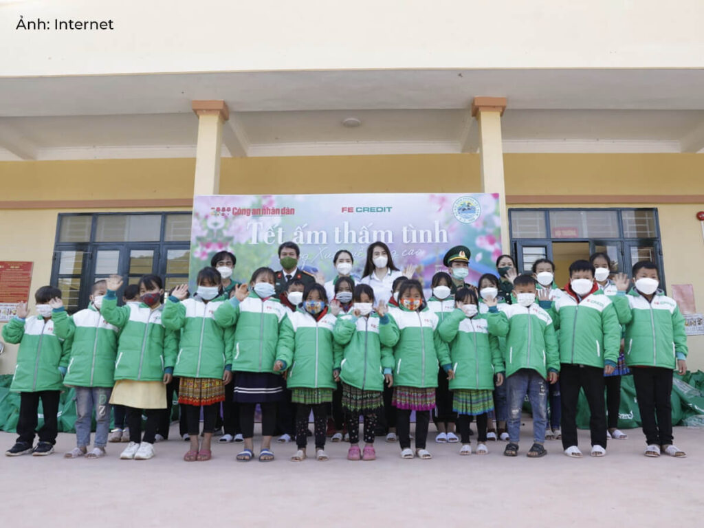 FE Credit trao quà đến các em nhỏ vùng cao trong dự án từ thiện “Tết ấm thấm tình”