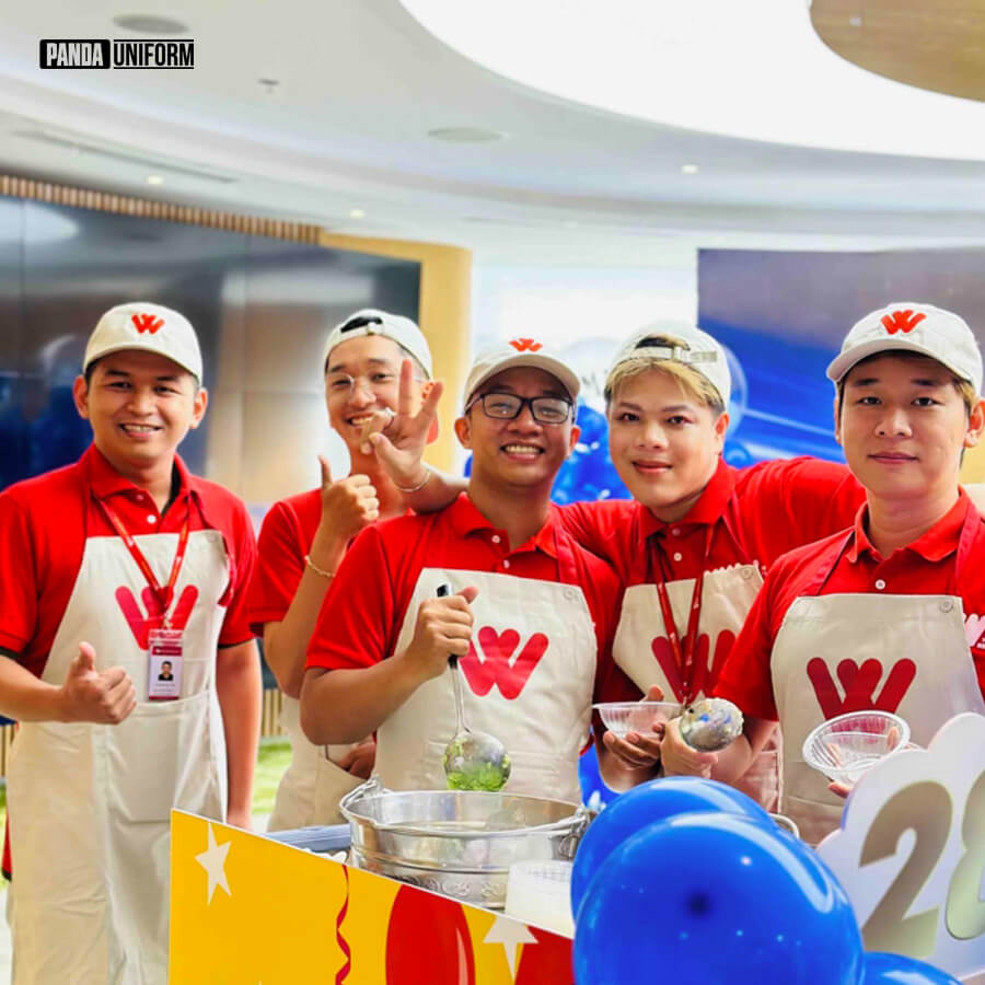 Logo chữ “W” được in lên trên phụ kiện đồng phục Winmart