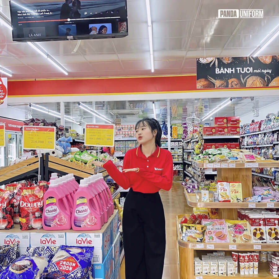Áo polo màu đỏ phối viền vàng cho nhân viên Winmart