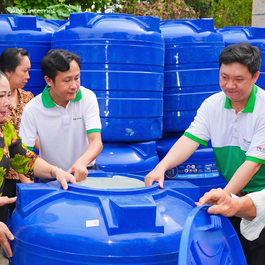 Áo polo đồng phục FE Credit cho hoạt động cộng đồng (bên phải)