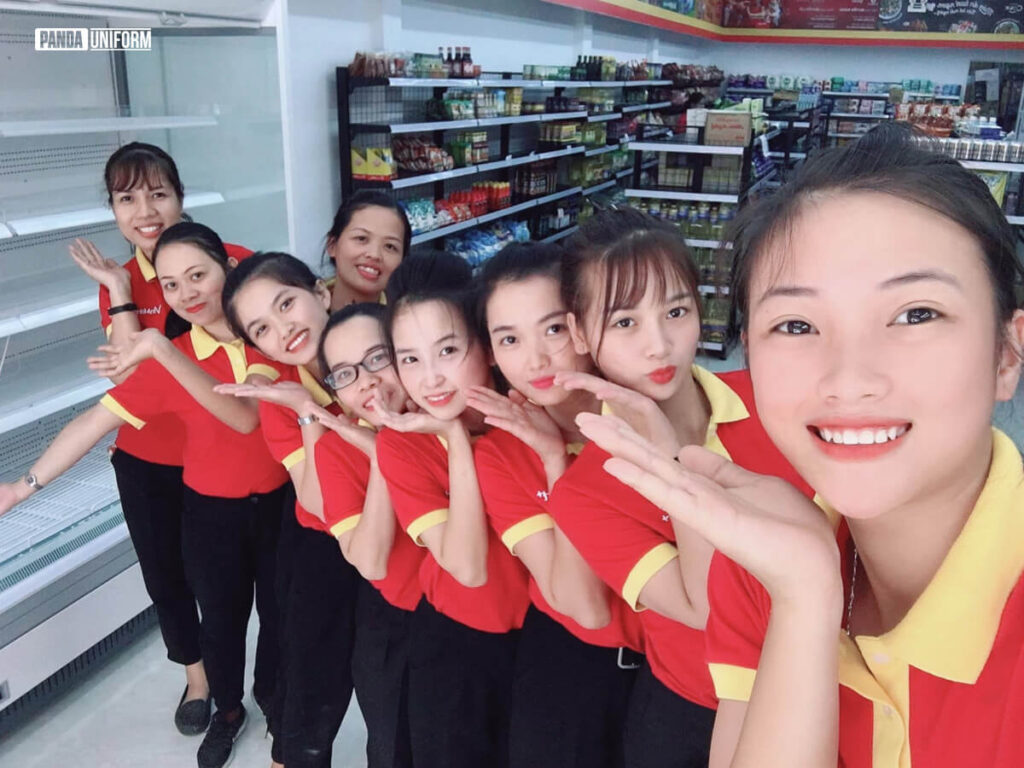 Áo polo đồng phục Winmart màu đỏ phối cổ vàng