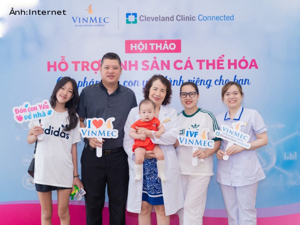 Áo blouse trắng dáng ngắn đồng phục Vinmec