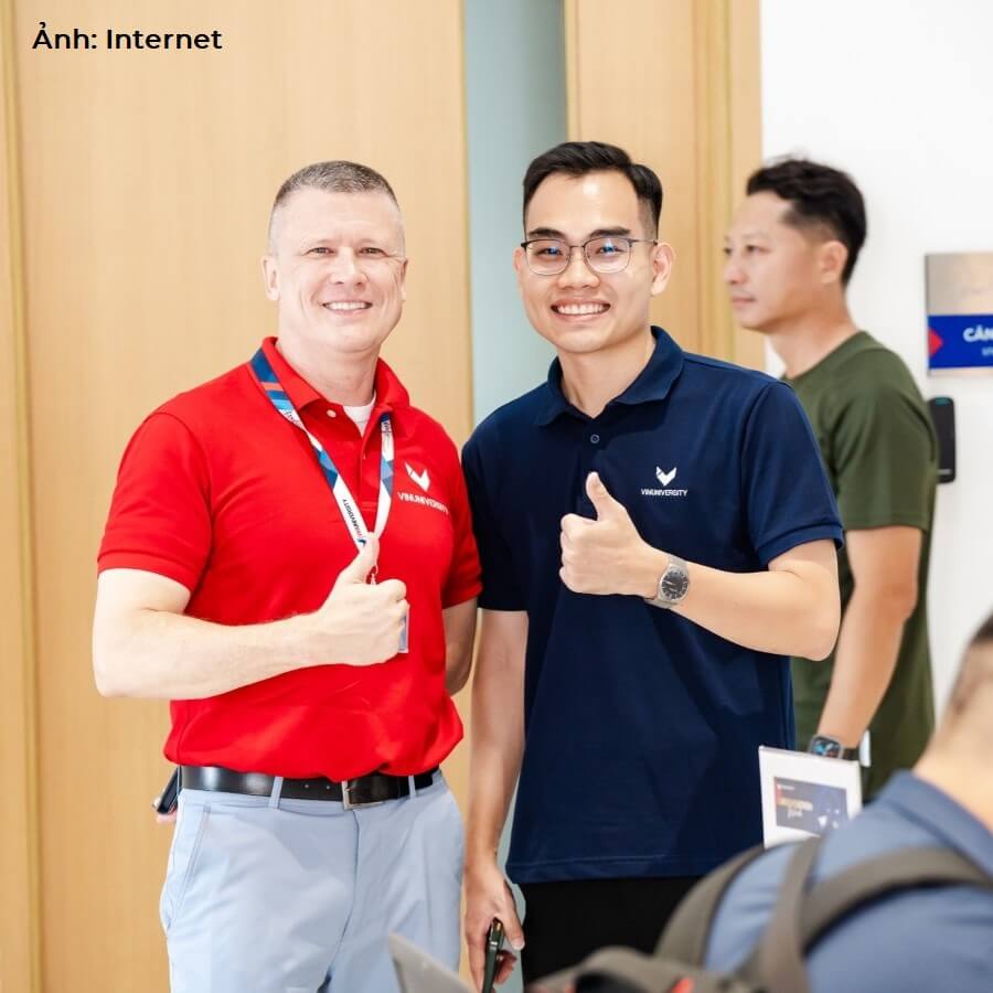 Áo polo đồng phục VinUniversity màu đỏ và xanh