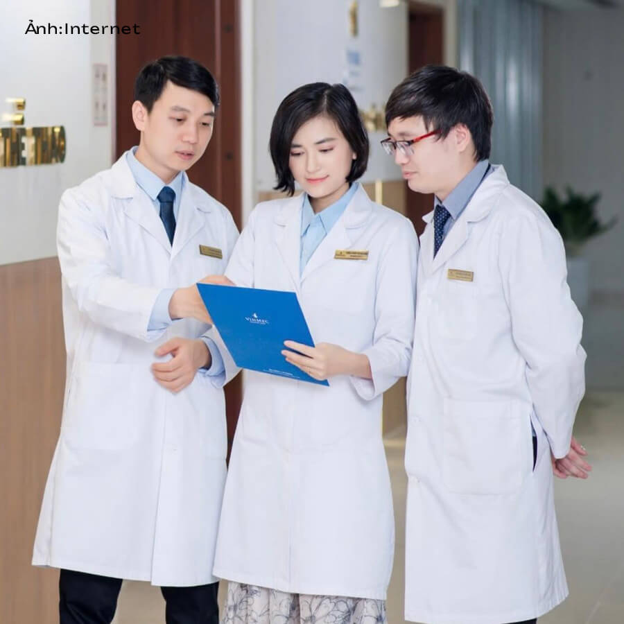 Áo blouse trắng dáng dài đồng phục Vinmec