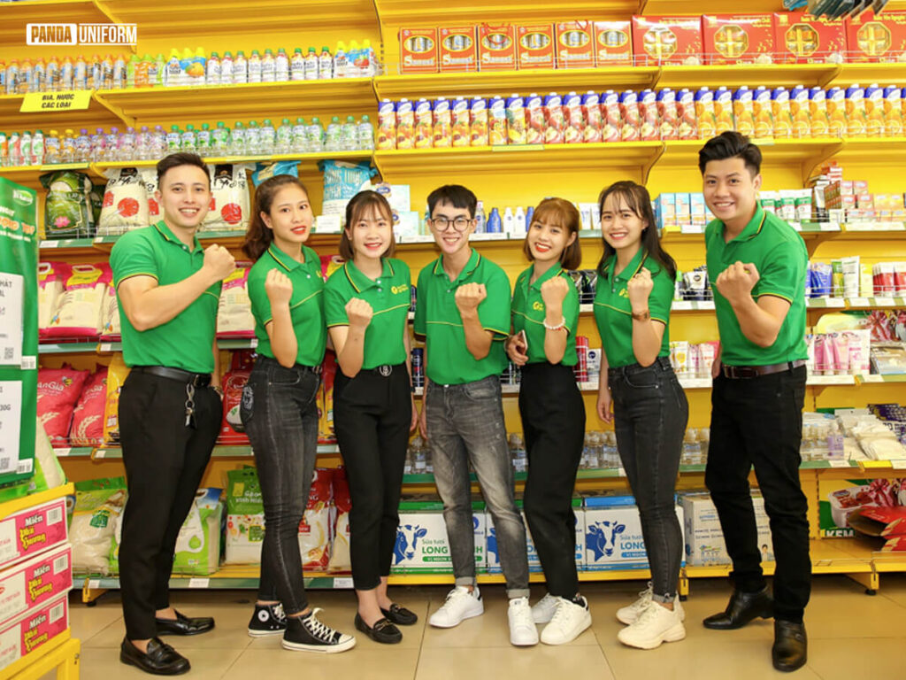 Đồng phục nhân viên Bách hóa Xanh cùng giày thể thao