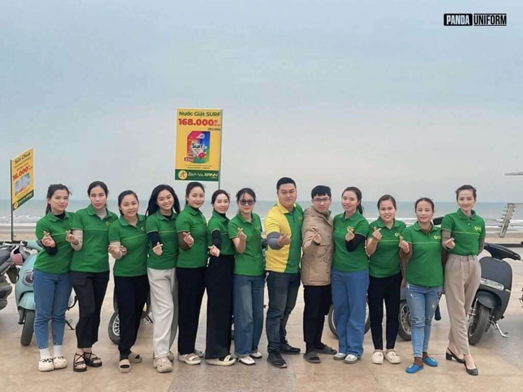 Đồng phục nhân viên Bách hóa Xanh phối quần jeans