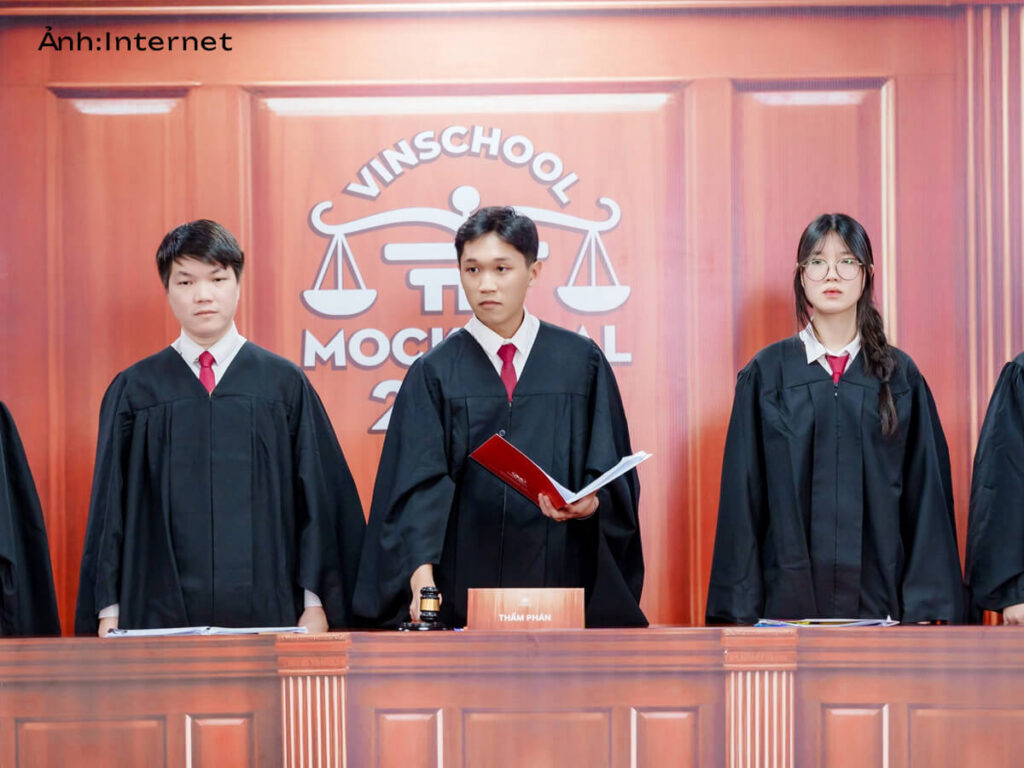 Áo đồng phục Vinschool cho phiên tòa giả định