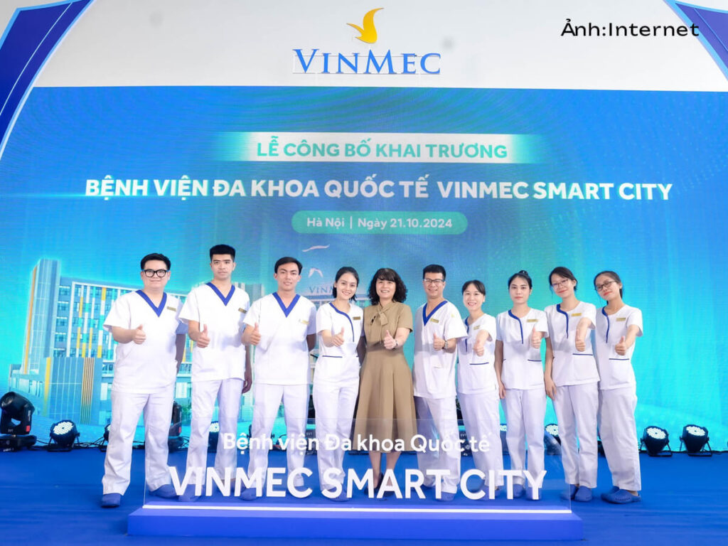 Mẫu đồng phục scrubs màu trắng tại Vinmec