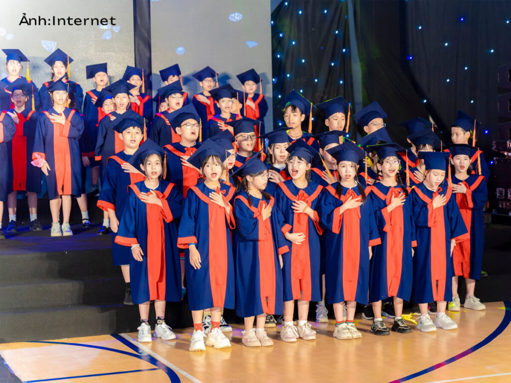 Đồng phục lễ phục tốt nghiệp Vinschool cho học sinh tiểu học