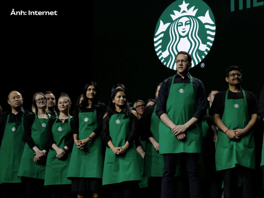 Logo Starbucks được ứng dụng trên bộ đồng phục của thương hiệu