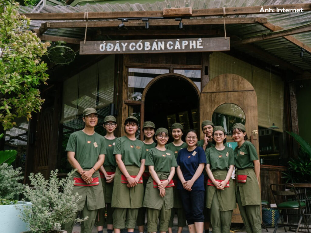 Logo ngôi sao ấn tượng và màu áo xanh than khác biệt ở vị trí quản lý