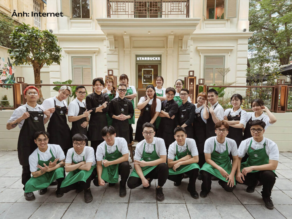 Áo polo trắng đồng phục nhân viên Starbucks