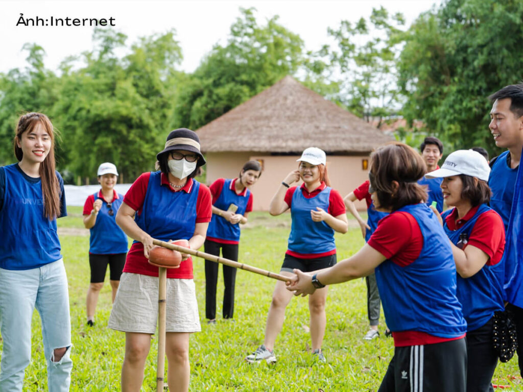 Áo polo đồng phục VinUniversity được sử dụng linh hoạt cả trong môi trường làm việc và các hoạt động ngoài trời