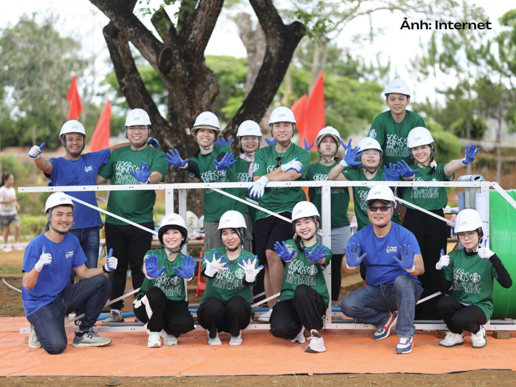 Đội ngũ Starbucks cùng Water Water Foundation trong hoạt động tại Di Linh, Lâm Đồng