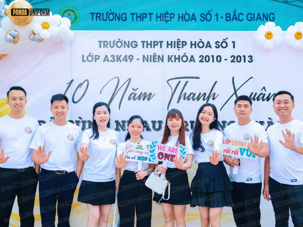 Tập thể A3K49 Hiệp Hòa trong màu áo họp lớp trắng