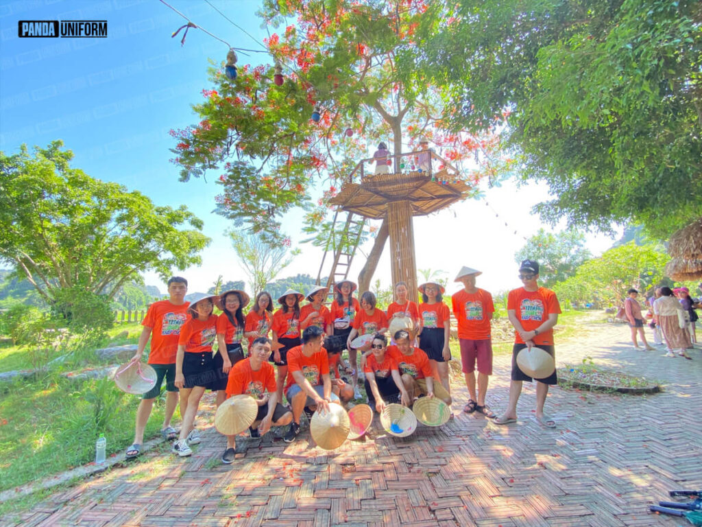 Cotton là chất liệu phù hợp khi tập thể lớp muốn sử dụng để tham gia linh hoạt các hoạt động ngoài trời