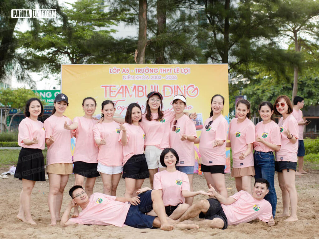 Áo phông họp lớp trường THPT Lê Lợi với màu sáng, rất phù hợp cho hoạt động teambuilding ngoài trời