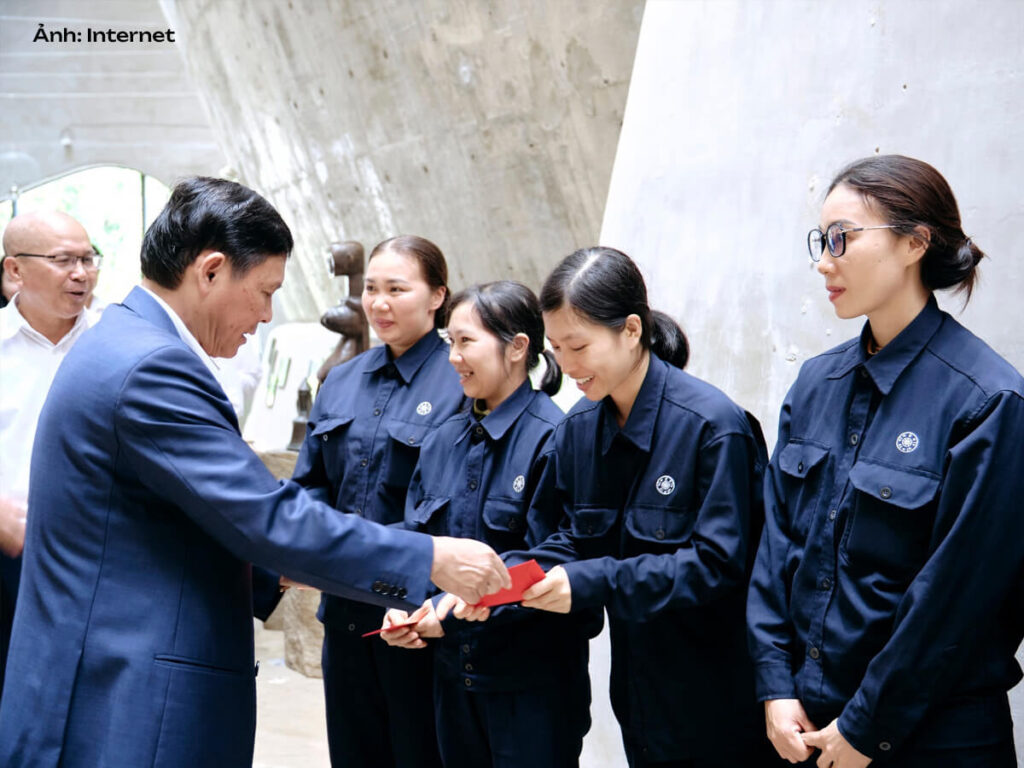 Áo bảo hộ cho nhân viên Trung Nguyên Legend