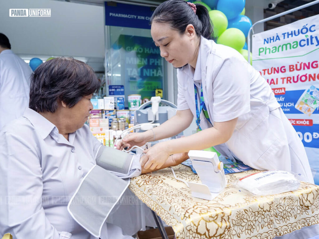 Áo blouse trắng thường sử dụng khoác ngoài áo scrubs hoặc áo polo nên có form rộng để dễ cử động