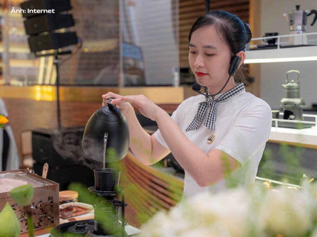 Áo dài và khăn quàng cổ caro