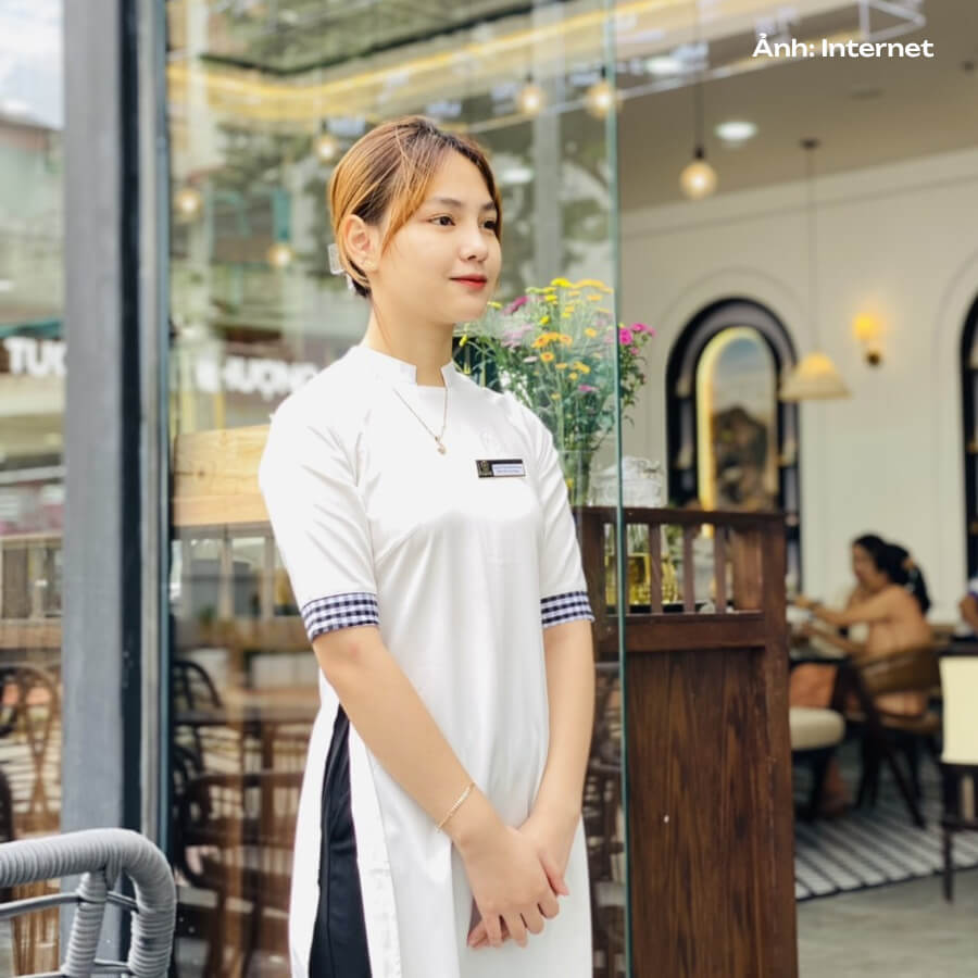 Áo dài Trung Nguyên Legend tay lửng với họa tiết caro ở tay áo