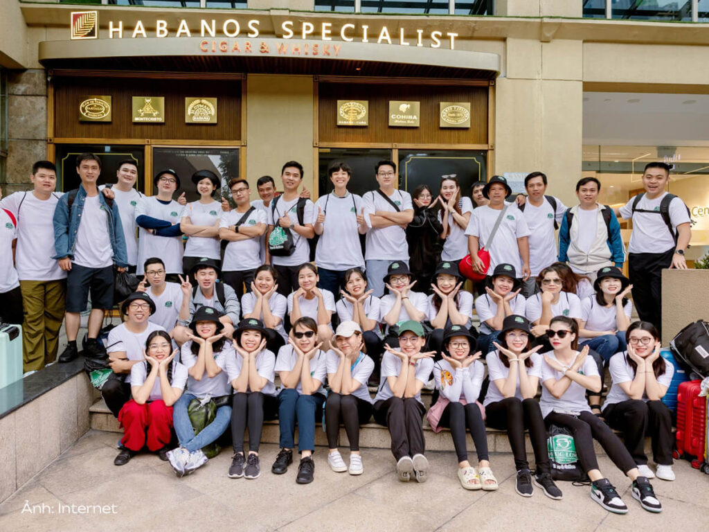 Áo thun trắng cổ tròn cho Teambuilding