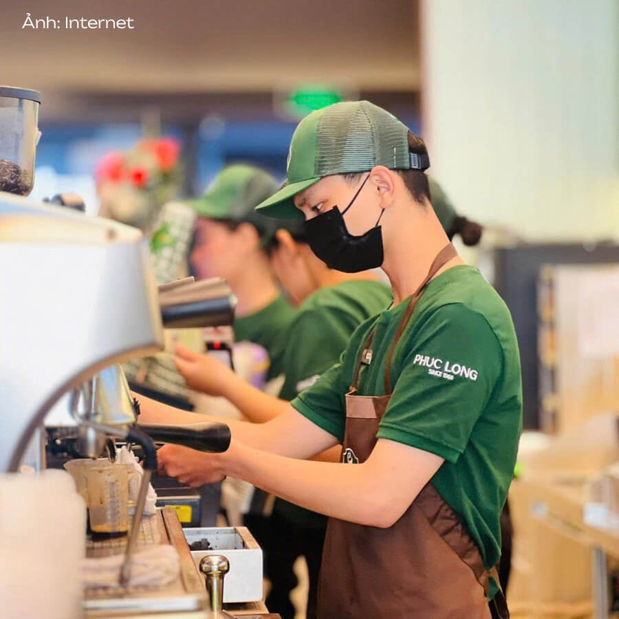 Áo thun Phúc Long là trang phục dành cho nhân viên pha chế tại quầy mặc thường ngày