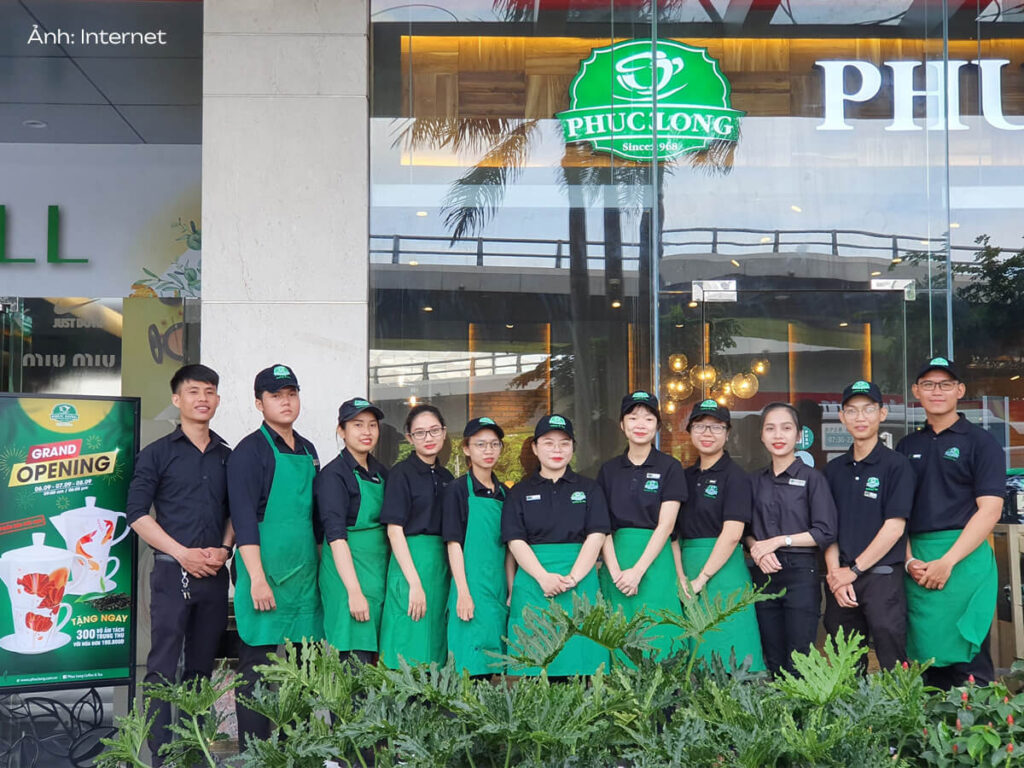 Đồng phục cũng là một trong những biểu tượng quan trọng của Phúc Long với khách hàng