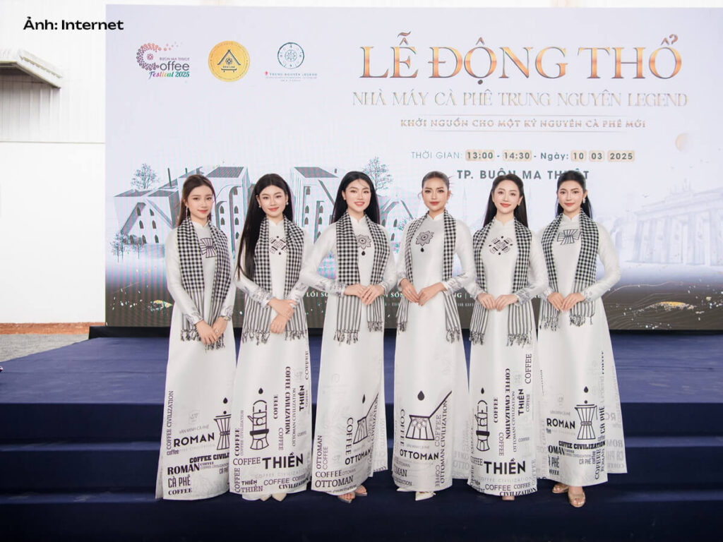 Trang phục truyền thống của đồng bào Tây Nguyên, tà áo dài lấy cảm hứng từ hoa cà phê và 3 nền văn minh (Ottoman, Roman, Thiền)