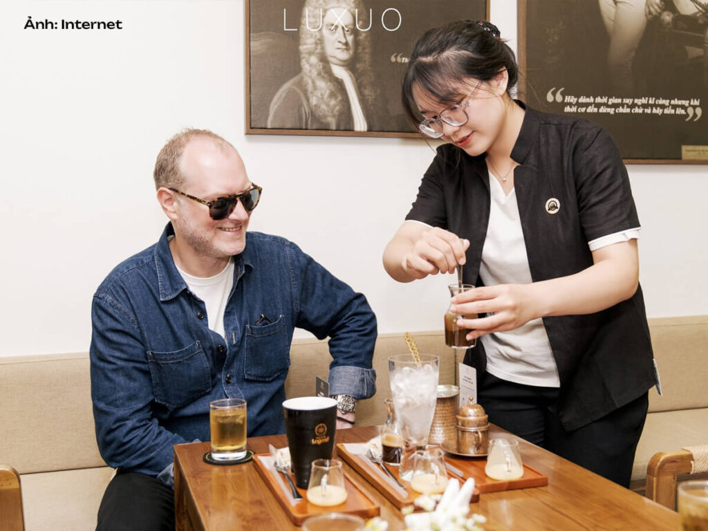 Trang phục của nhân viên phục vụ tại Trung Nguyên Legend