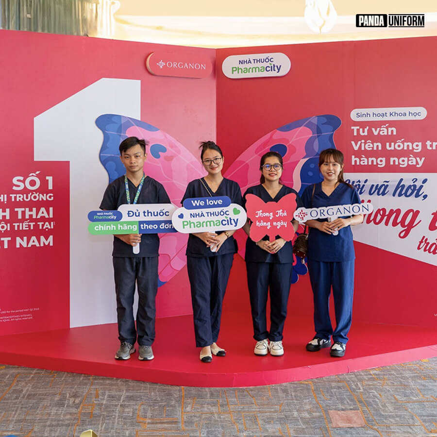 Đồ Scrubs có tên gọi bắt nguồn từ cụm từ “scrub in” là hành động rửa tay, khử trùng trước khi phẫu thuật