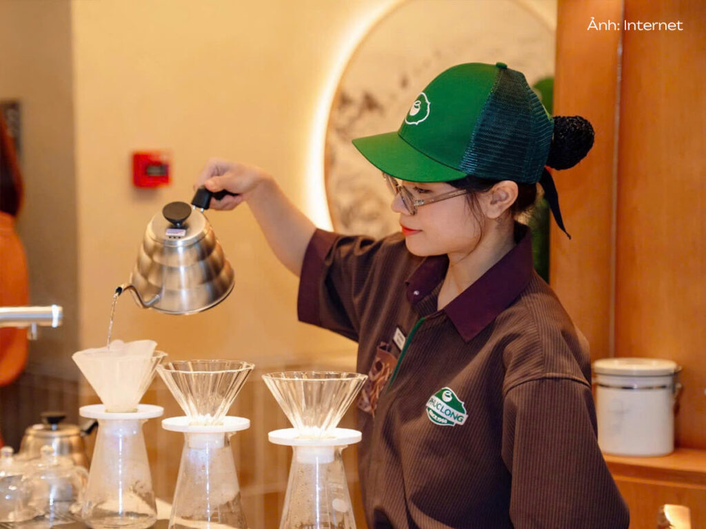 Mẫu sơ mi đồng phục Phúc Long mới màu nâu đất