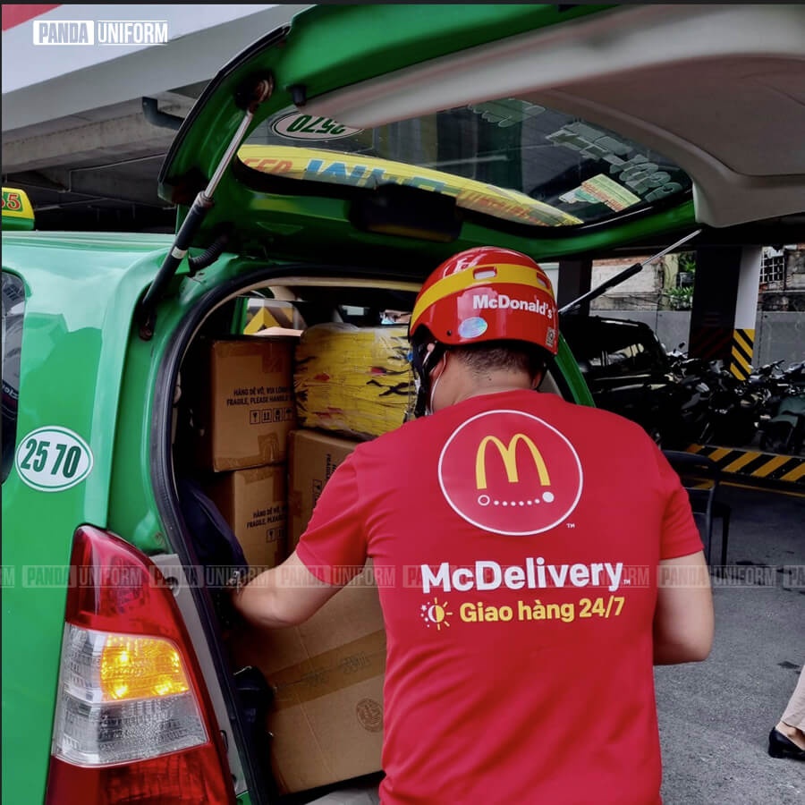 Đồng phục áo thun giao hàng của McDonald’s