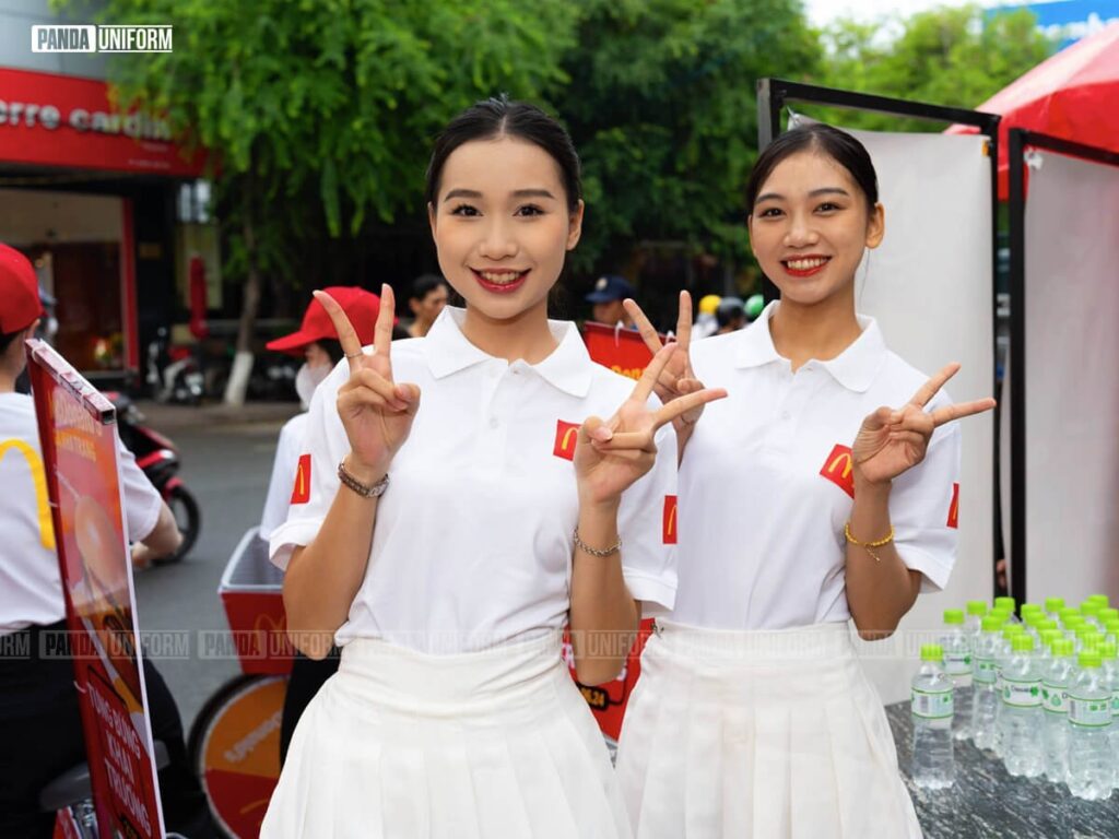 Đồng phục áo thun trắng có cổ của McDonald’s