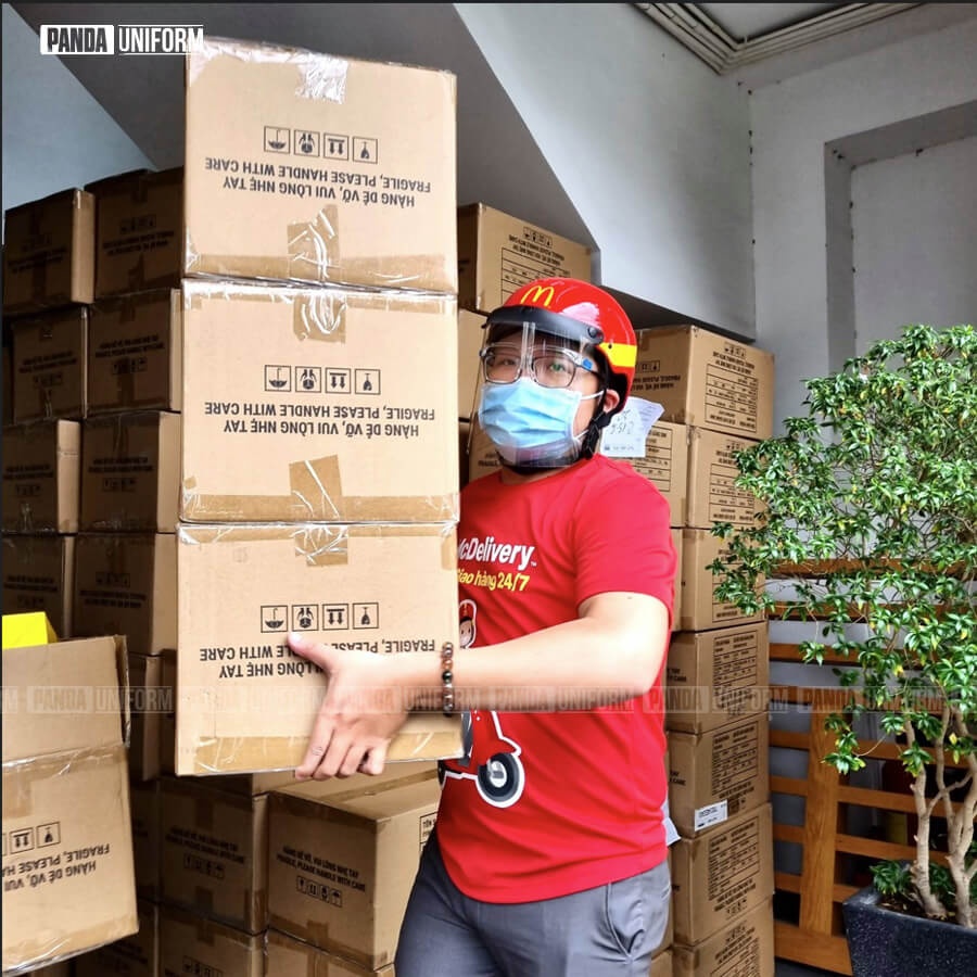 Mẫu áo thun đồng phục giao hàng màu đỏ siêu nổi bật của McDonald’s