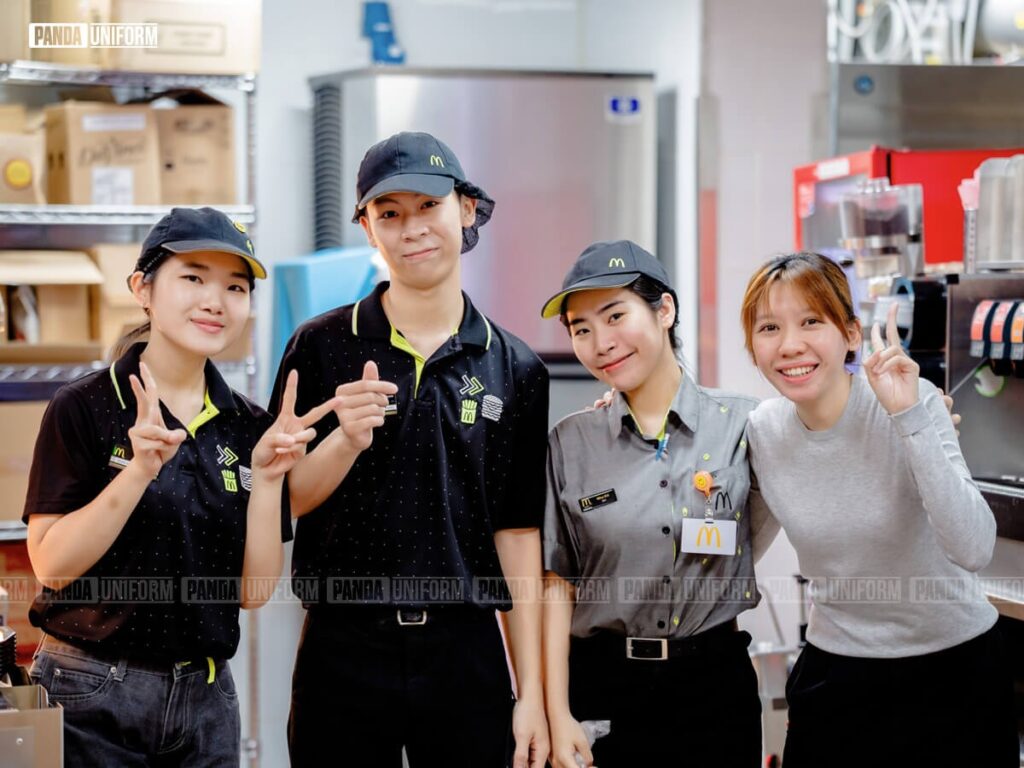 Đồng phục polo đen của McDonald’s với thiết kế chuyên nghiệp