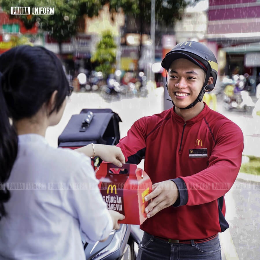 Mẫu áo khoác đồng phục McDonald’s cho nhân viên giao hàng