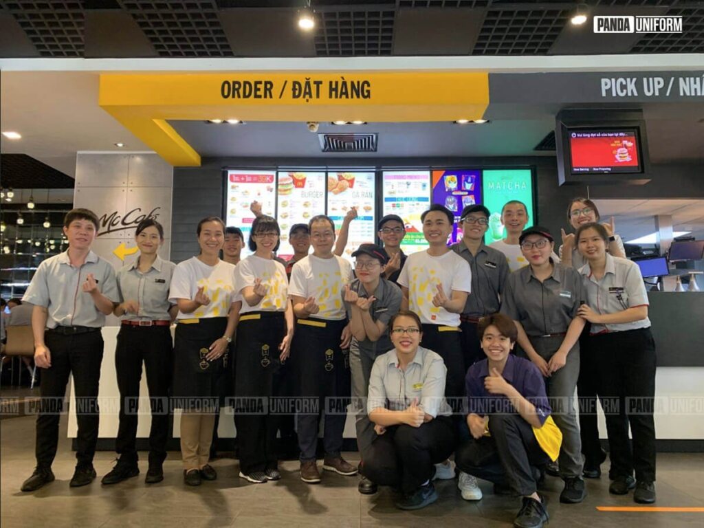 Mẫu đồng phục trắng thiết kế cổ tròn của McDonald’s