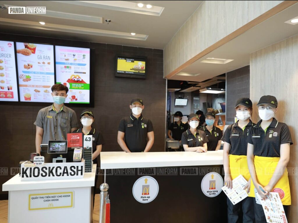 Mẫu polo đen chuyên nghiệp của McDonald’s