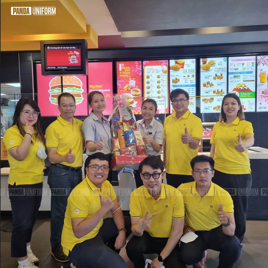 Mẫu polo đồng phục vàng nổi bật của McDonald’s