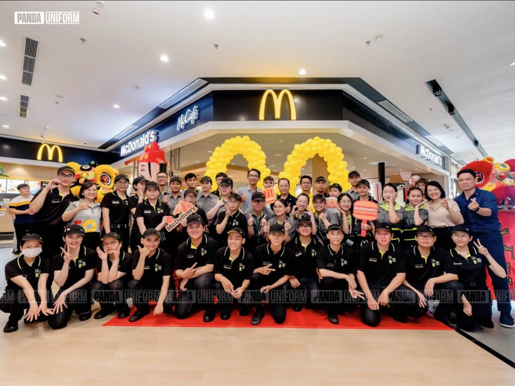 Thiết kế đồng phục polo đen của McDonald’s