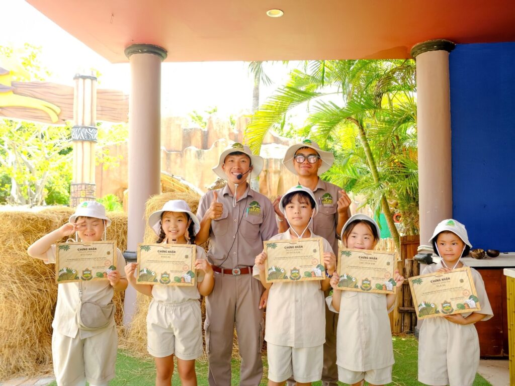 Đồng phục hướng dẫn viên tại Vinpearl Safari - Ảnh: Internet