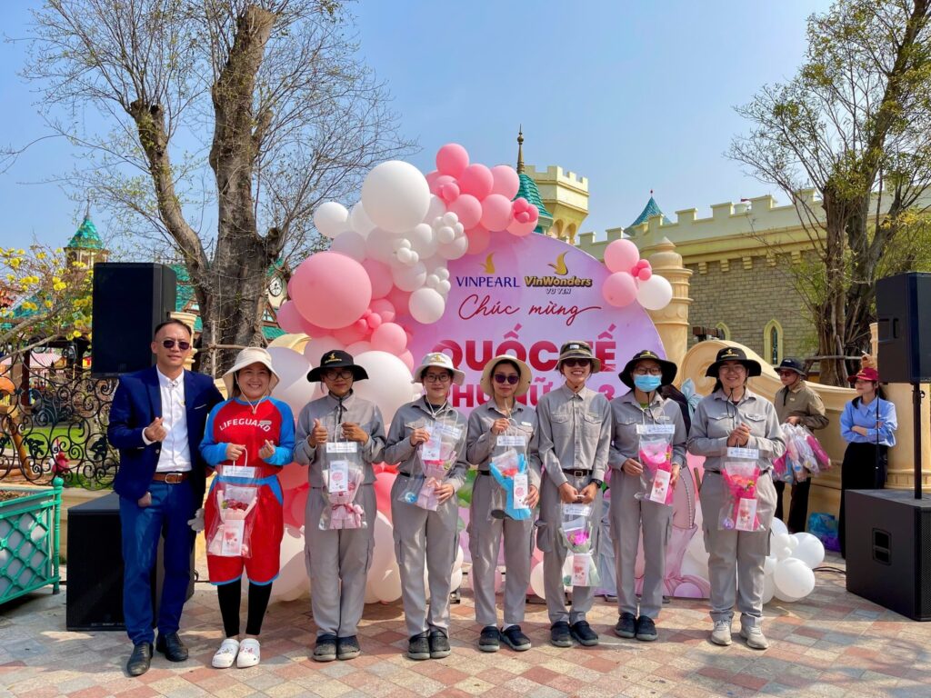Đồng phục làm việc ngoài trời tại Vinwonders - Ảnh: Internet