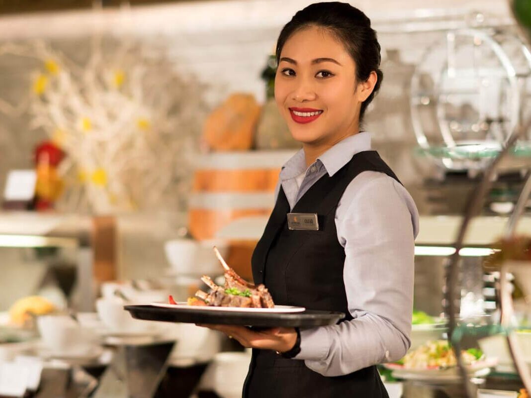 Sơ mi nhân viên nhà hàng tại Vinpearl - Ảnh: Internet